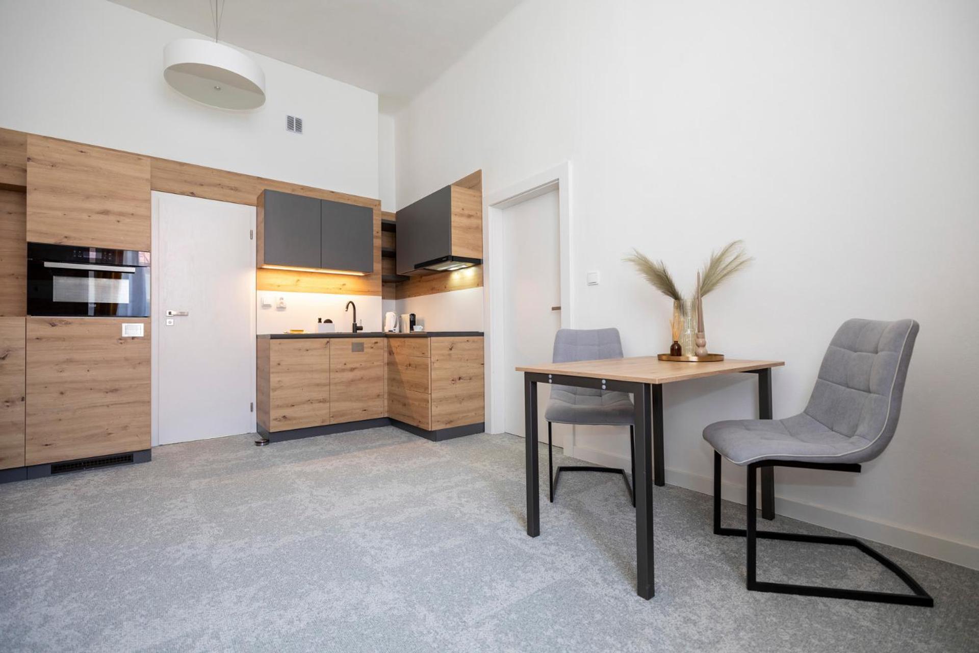 Alure Residences 10 - 24H Self Check-In & Private Parking Next To The Apartment Building Included, City Center Right On Snp Square In A Quiet Passage, New Building, Best Deal In Town Банська Бистриця Екстер'єр фото
